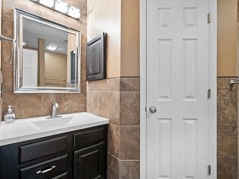 1004 Austin Ct — Photo 31