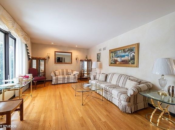 2nd image of 15405 Camelia Ln