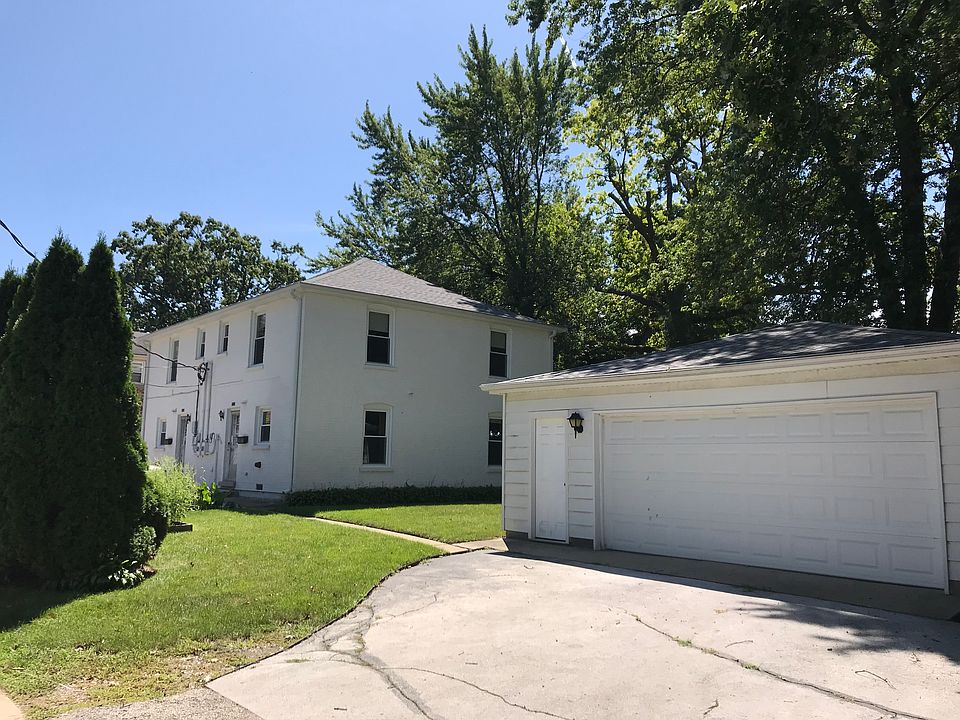 2.5 car garage with extra 2 cars of parking