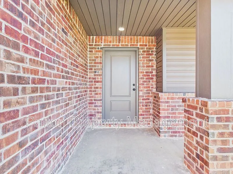 3 bed, 2.0 bath, $2,100 — Photo 2