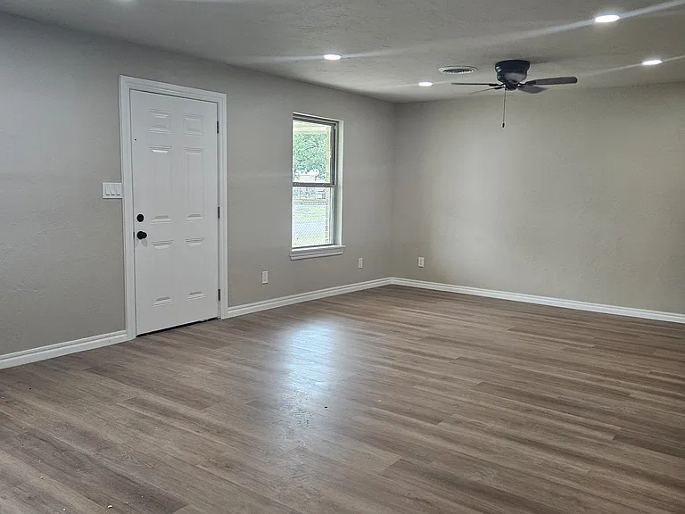 208 S Grand Ave — Photo 8