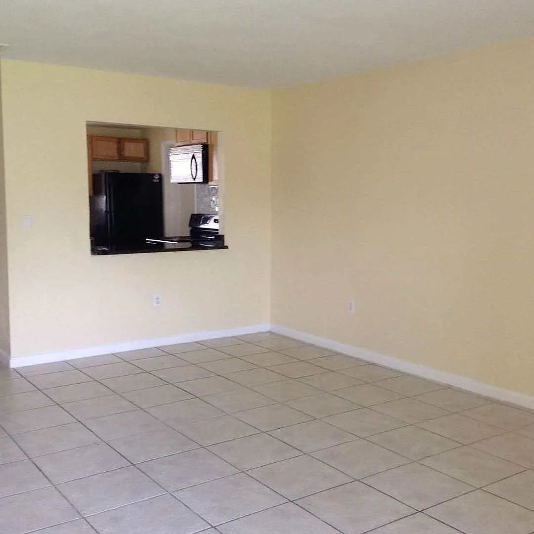 2/1.5 Duplex at Lucaya. — Photo 3