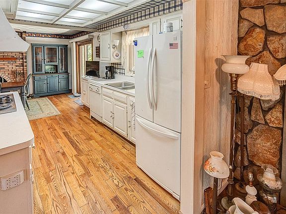 5th image of 1901 Apple Blossom Ln
