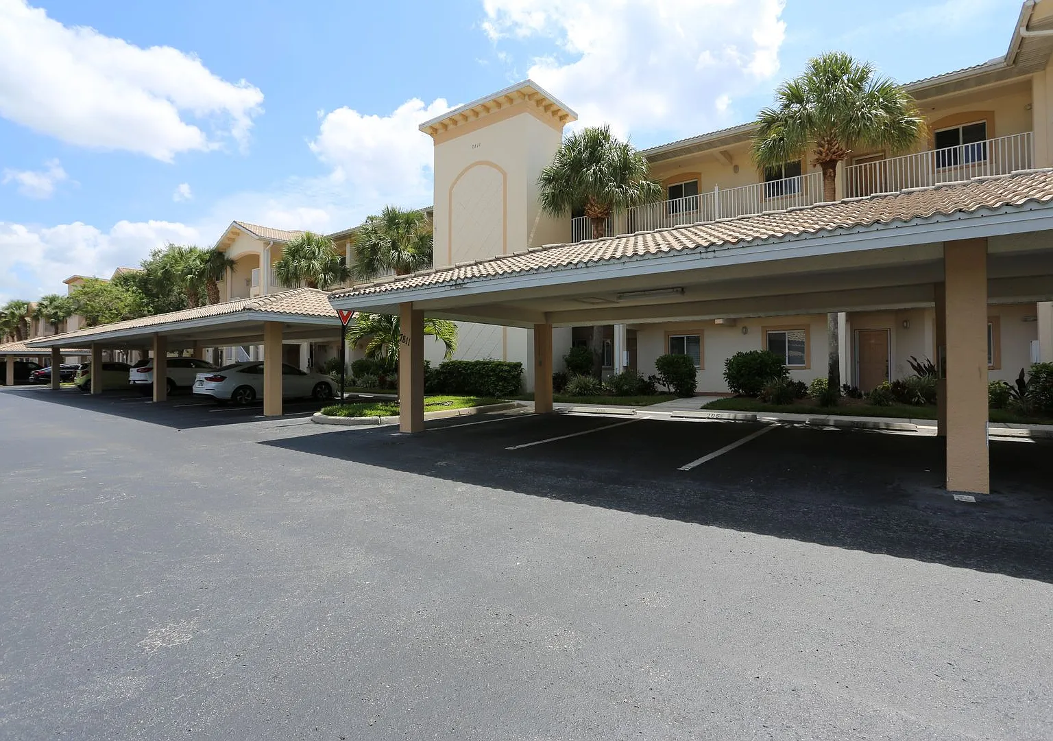 Annual Rental Blue Heron**2 Bed / Bath 700 Mandatory Minimum Credit Score Per Hoa — Photo 1