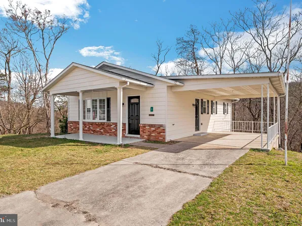 5 Grove Cir, Hancock, MD 21750