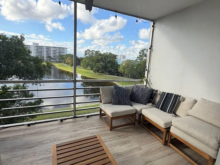 2751 N Palm Aire Dr #402 — Photo 44