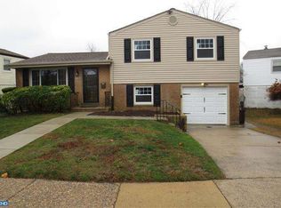 1102 Kent Ln, Philadelphia, PA 19115