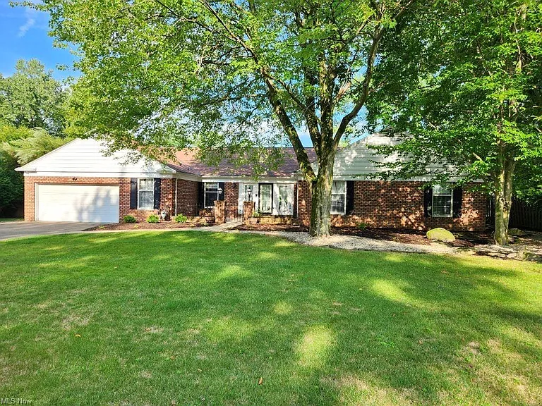 59 Trumbull Dr — Photo 2