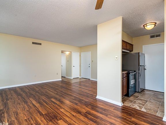 5th image of 700 E 9th St APT 10E