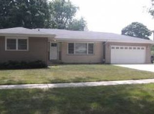 1145 Crestview Dr, Elgin, IL 60123