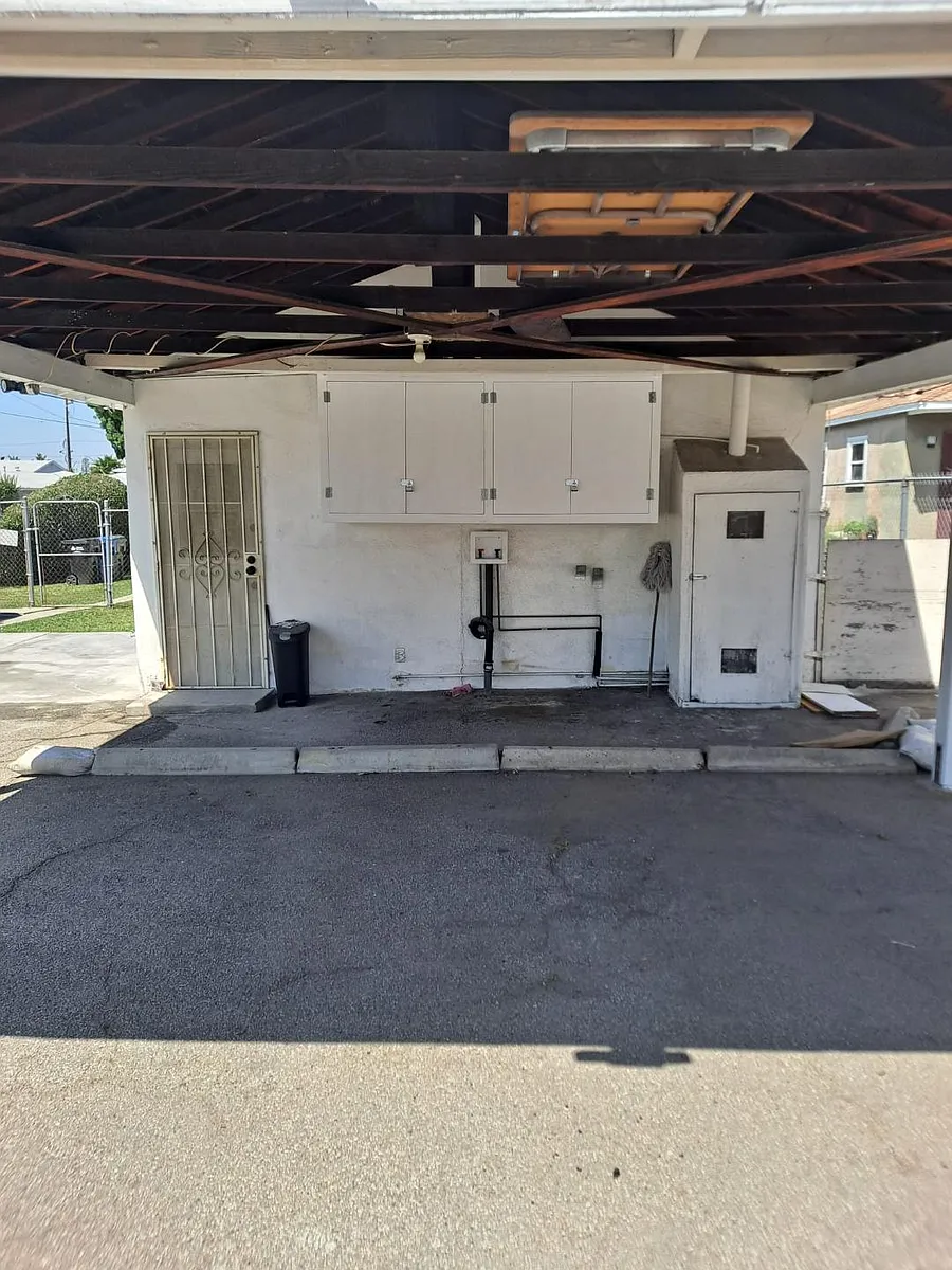 LAUNDRY ONSITE HOOKUP - 7934 S Newlin Ave