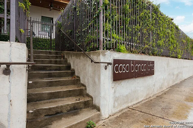 1542 N Alamo St #201 — Photo 32
