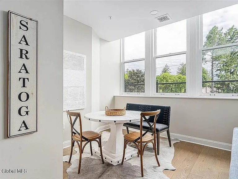 2 bed, 935 sqft, $2,700 — Photo 3