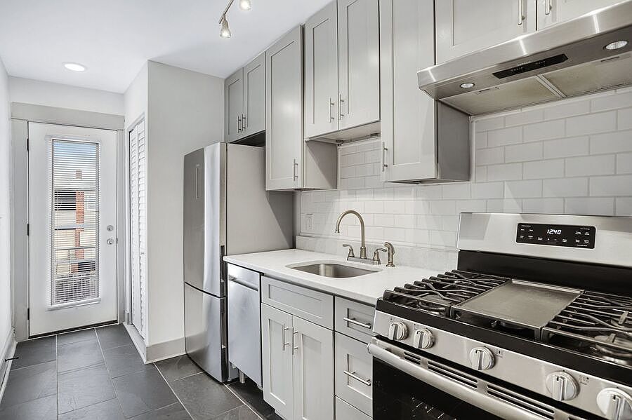 1st image of 855 19th St NE APT 3