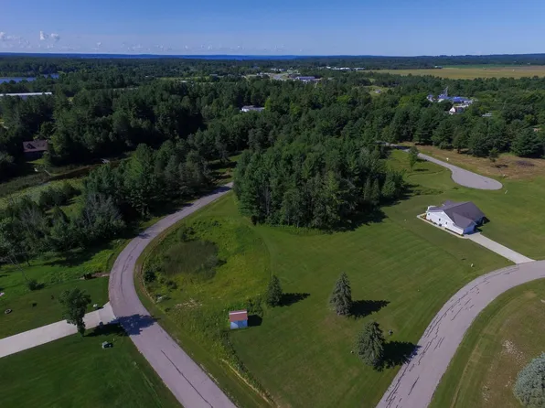 13 Rivers Ridge Ct, Cheboygan, MI 49721