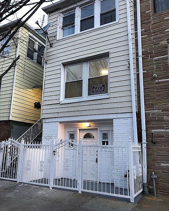 1st image of 923 E 213th St