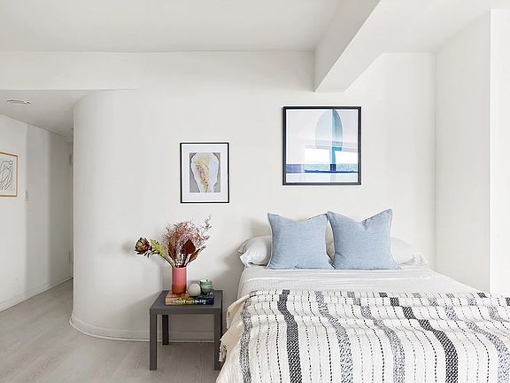 5th image of 305 E 72nd St #2A