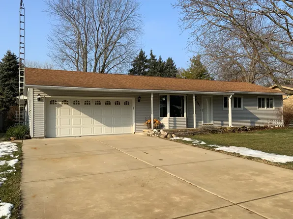 301 N View St, Hinckley, IL 60520