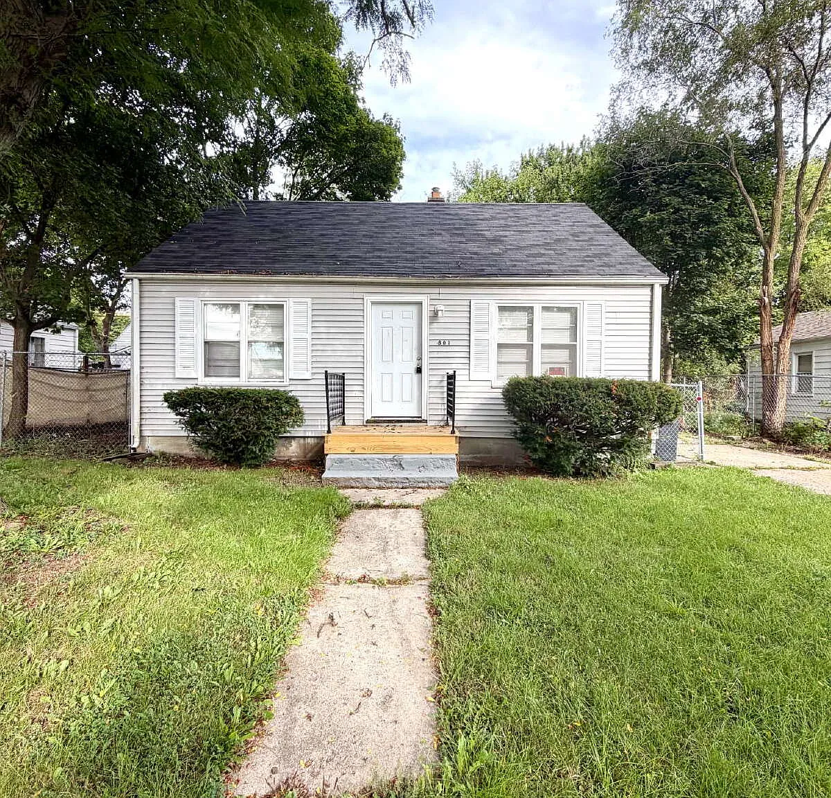 2 bed, 1.0 bath, 749 sqft, $1,200 — Photo 1