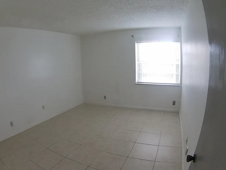 556 Capri Park #L — Photo 23