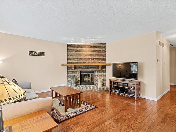 3rd image of 925 Peace Haven Dr