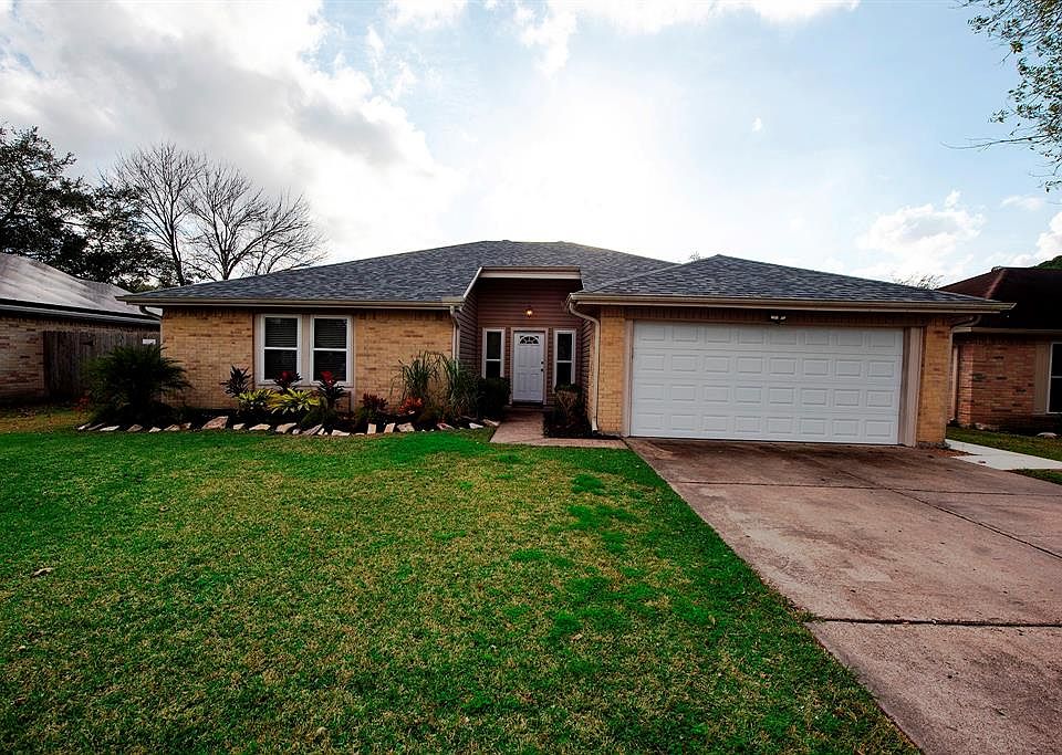 Curb Appeal Galore! New Roof!