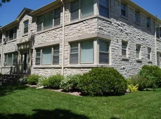 226 E Henry Clay St APT 4, Whitefish Bay, WI 53217