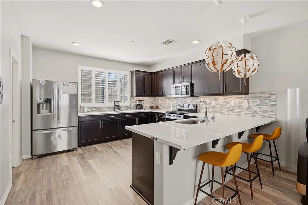 3 bed, 3.5 bath, 1920 sqft, $4,300 — Photo 2