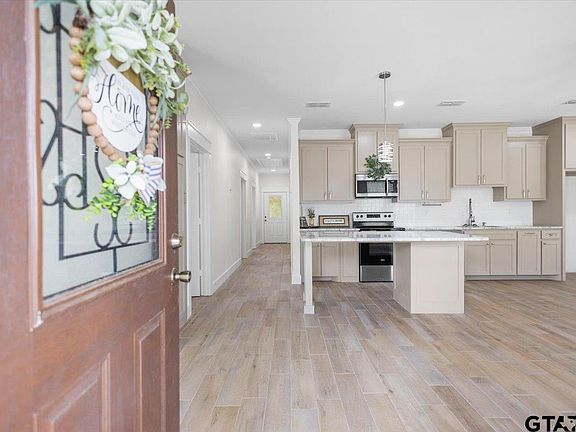 4th image of 412 Crosby St