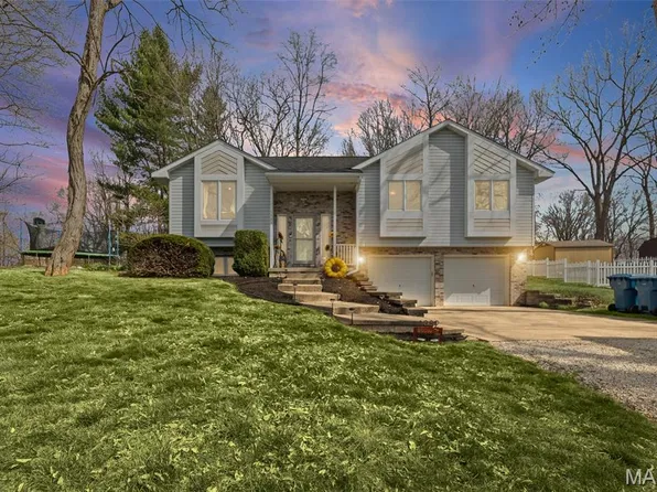 1382 Biscay Dr, Edwardsville, IL 62025