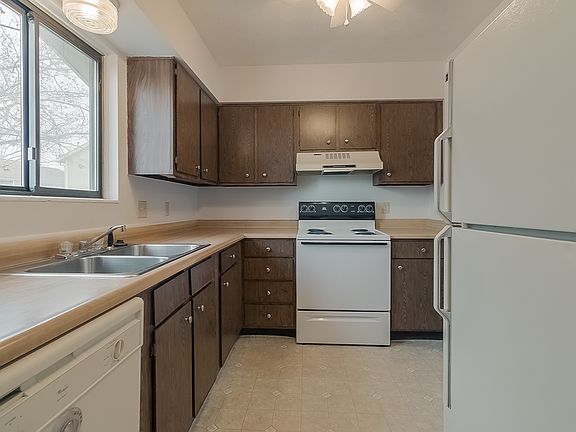 2nd image of 49 Greentree Cir