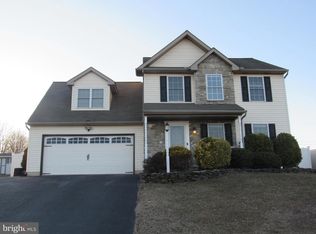 320 Pebble Beach Dr, Mount Wolf, PA 17347
