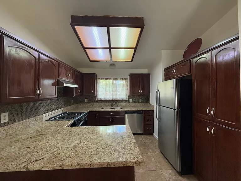 711 W Robin Ave — Photo 4
