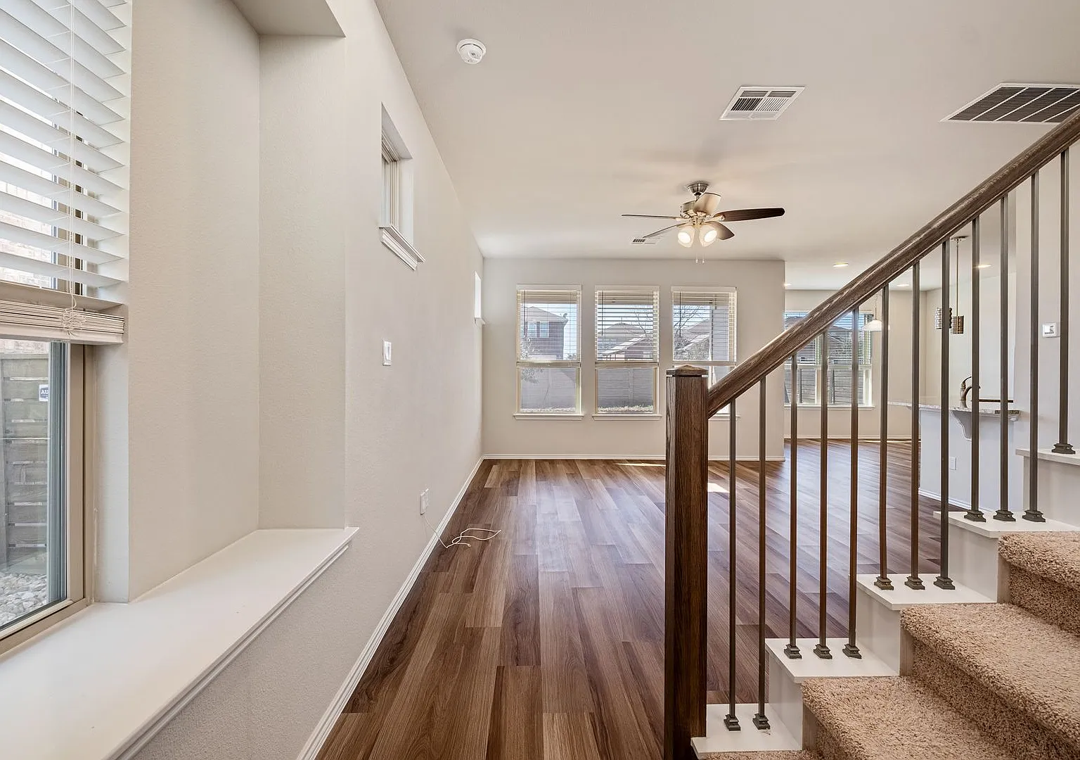 Refreshing 3 Bedroom, 2.5 Bath, 2-Story Home in Round Rock University Park Villas — Photo 4