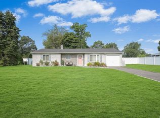 6 Tarpon Ln, Centereach, NY 11720
