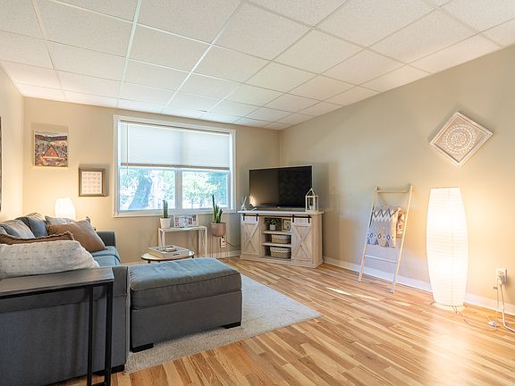 3rd image of 1335 Mathews Ave APT 3