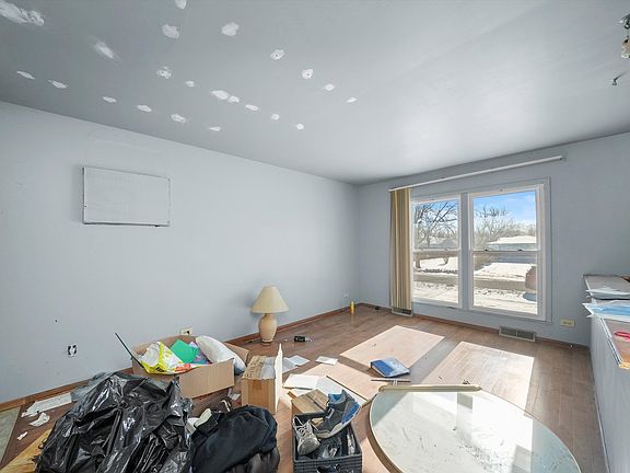 5th image of 215 E Tulip Dr