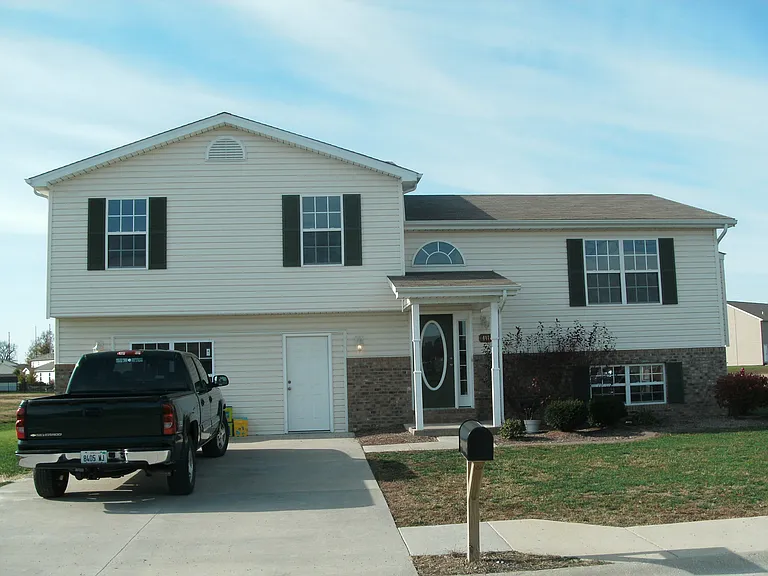 407 Edwin Dr — Photo 1