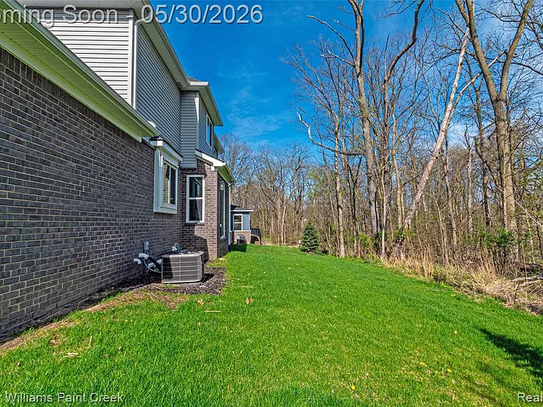 375 Amelia Cir — Photo 8