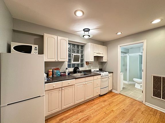 2nd image of 1326 N Claremont Ave #M00r
