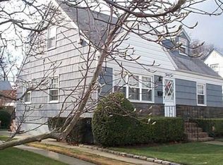 32 Drake St, Valley Stream, NY 11580