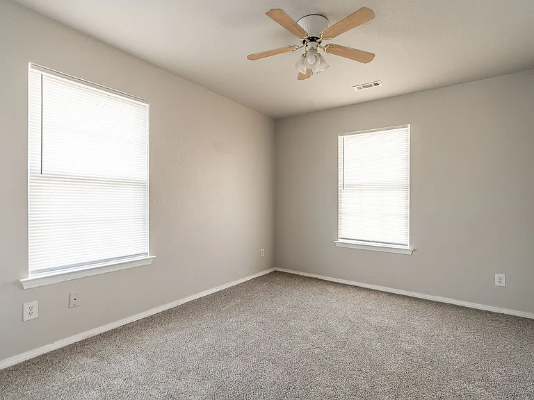 Daisy Ln 971-973 — Photo 10