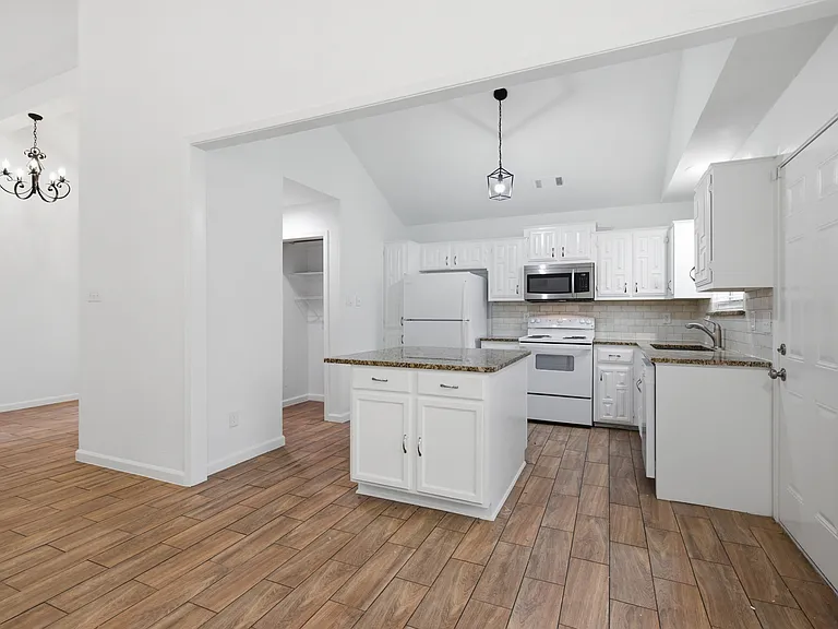 3636 Country Club Dr W — Photo 8