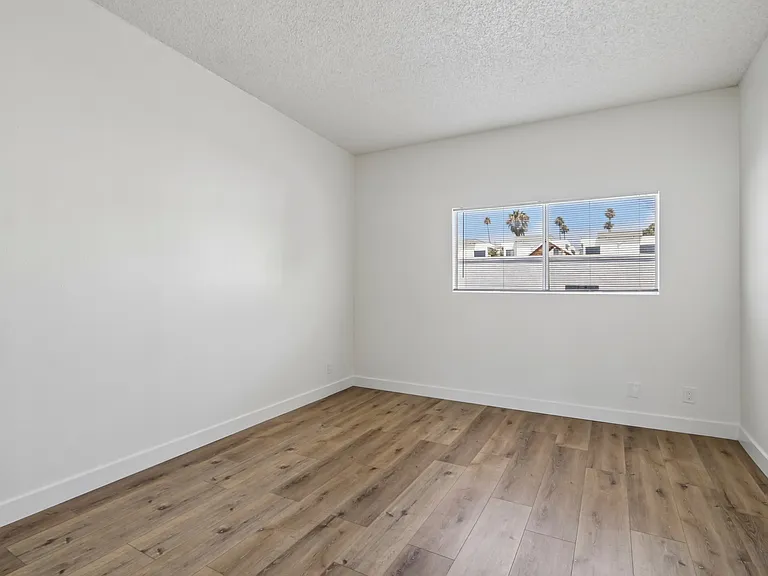 521 N Kenmore Ave #102 — Photo 12