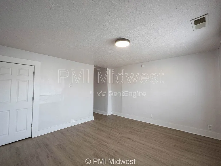2211 E New York St #B — Photo 3