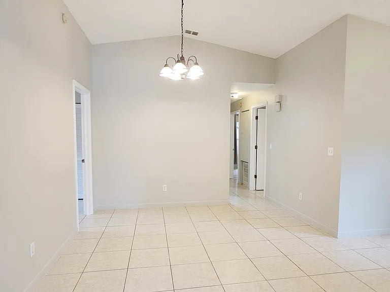 8411 N Greenwood Ave — Photo 3