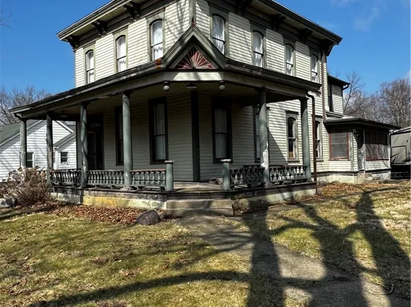 401 W 4th St, Delavan, IL 61734