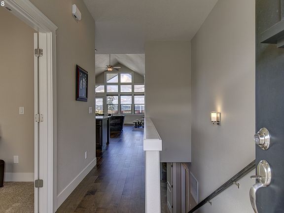 4th image of 1375 NE Cooper Ln