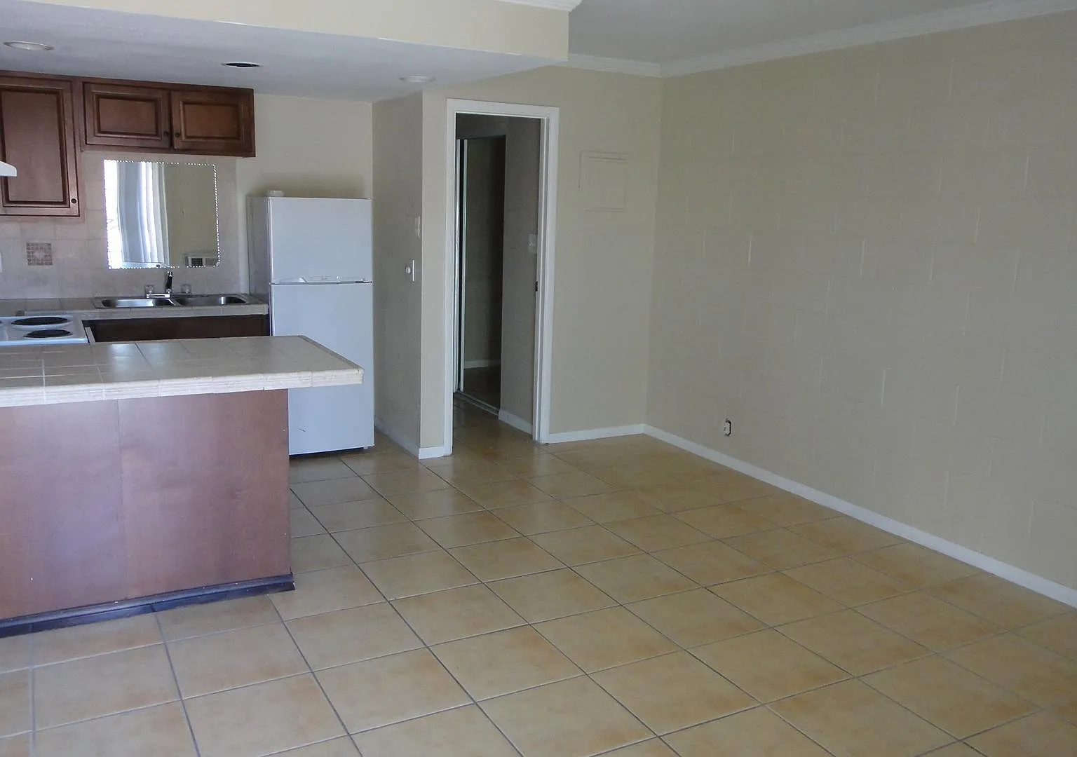 691 E Naples Dr — Photo 3