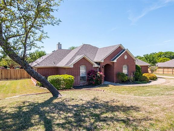 2nd image of 333 Lakeside Oaks Cir